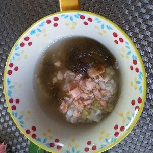 鮭フレークととろろ昆布のお茶漬け